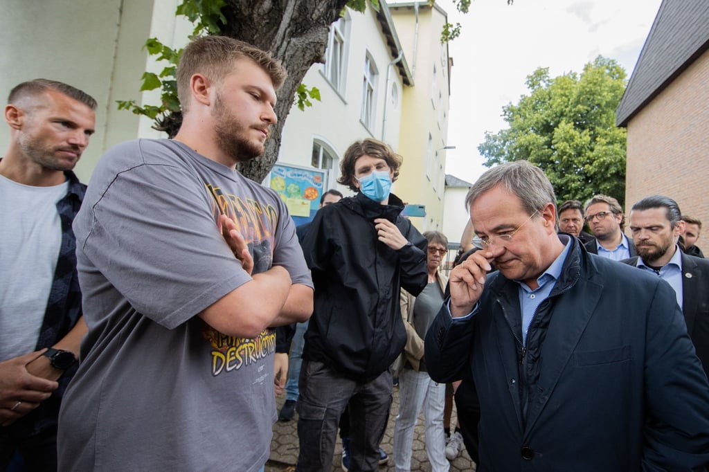 NRW-Ministerpräsident Armin Laschet (r) musste sich in Swisttal vielen kritischen Fragen stellen.
