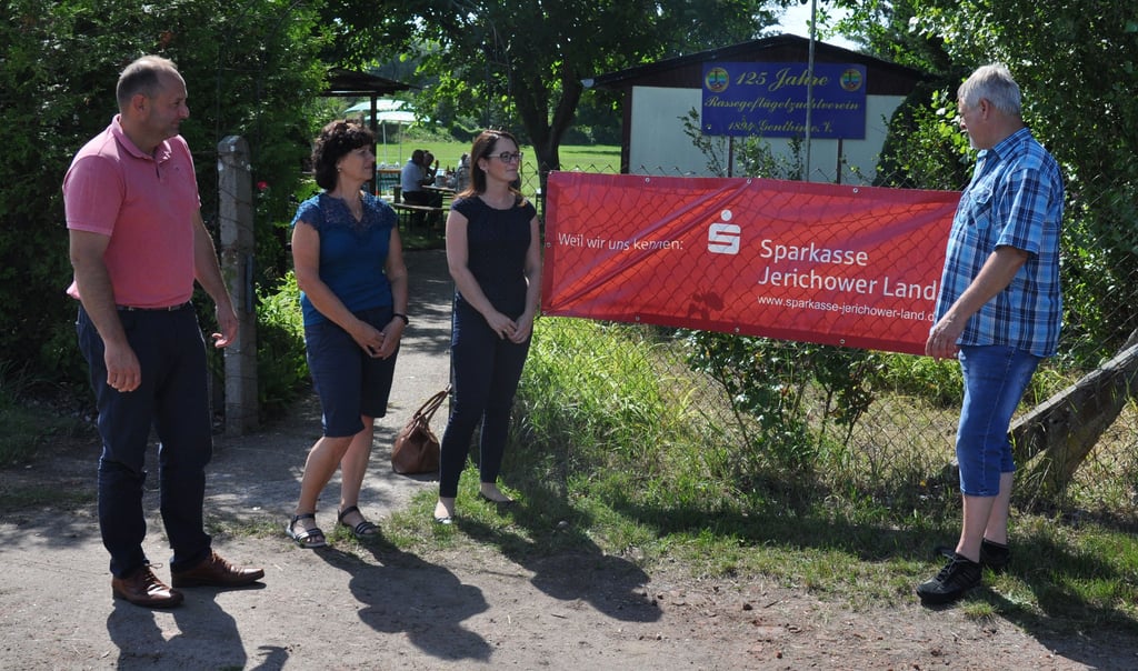 Der Vorsitzende der Genthiner Rassegeflügelzüchter Uwe Balzer (re.) im Gespräch mit Stefanie Teske von der Sparkasse (3. v. li.)und dem neuen CDU-Landtagsabgeordneten Thomas Staudt (li.).