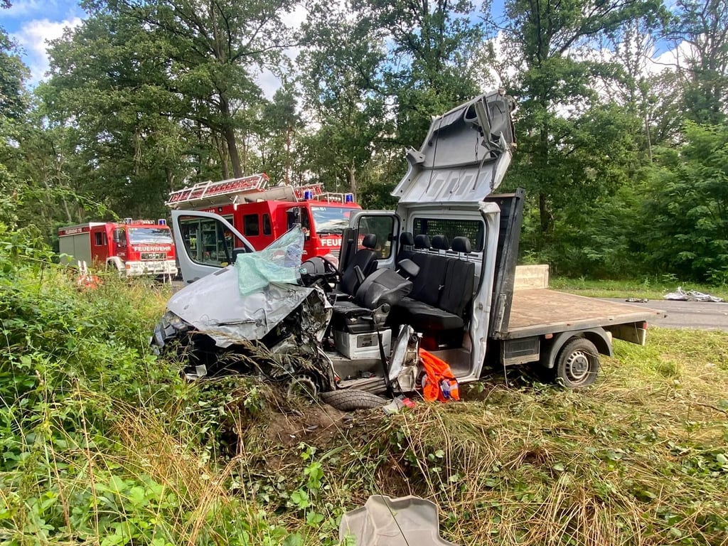Der Kleintransporter wurde bei dem Unfall völlig zerstört.