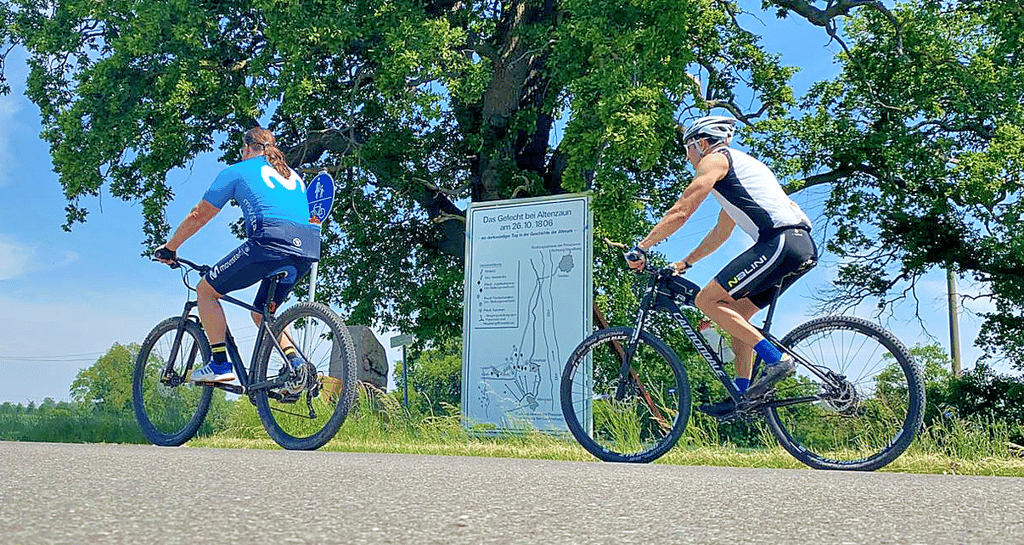 Auf Tour: Michael Küssner (rechts) und Ingo Gutsche auf dem Weg nach Rosenhof. Der Yorckstein und die Info-Tafel erinnern an ein Ereignis vor 215 Jahren: Bei Altenzaun trafen die Truppen von Yorck auf Napoleons. Yorck gewann. Das Gefecht wurde schon einige Male auf dem dortigen Gelände nachgestellt.