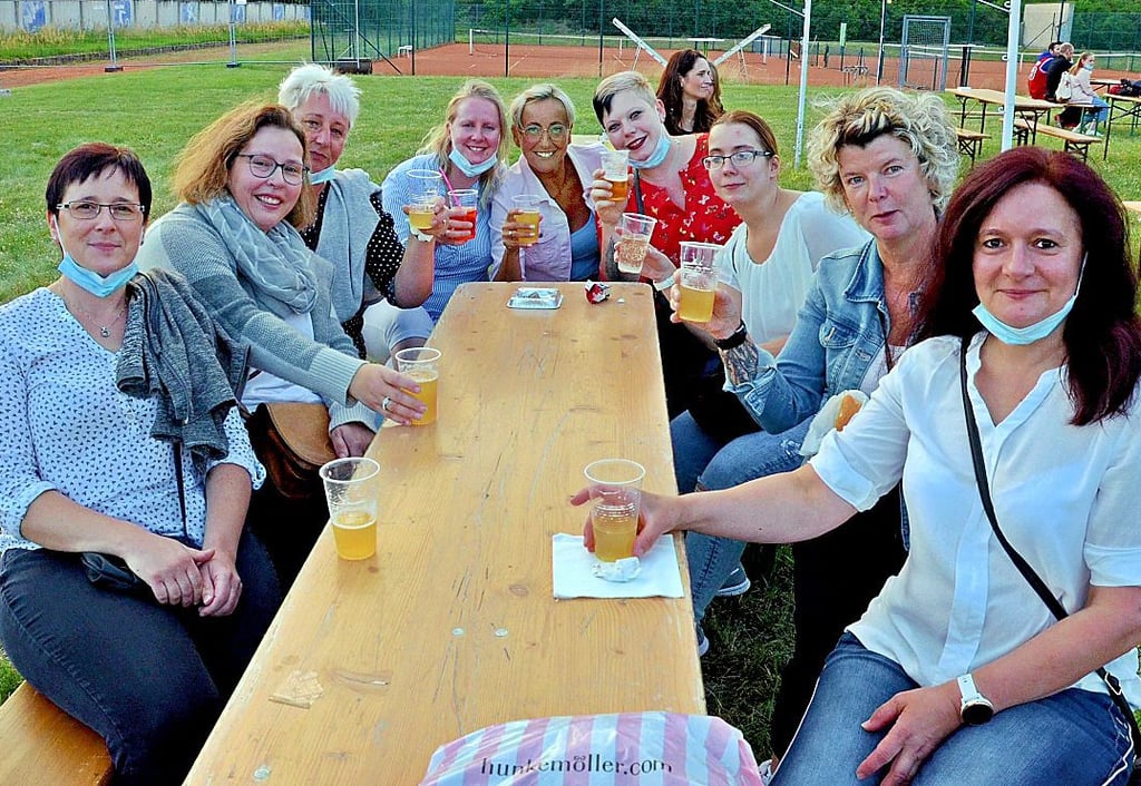 Die Steinecke-Bäckersfrauen treffen sich alljährlich zu einer gemütlichen Runde auf dem Heimatfest. Da kam die Eventwiese gerade recht.