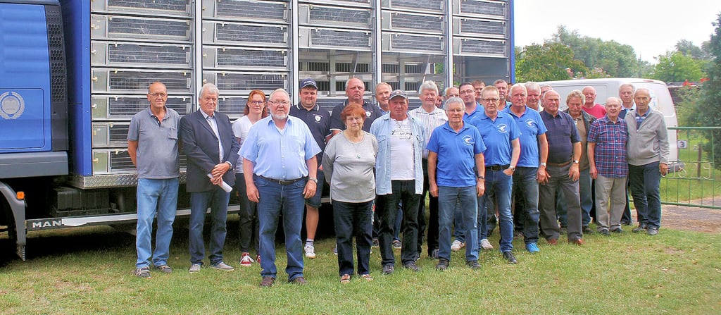 Die Wittenberger Taubenzüchter vor ihrem jüngst angeschafften Taubentransporter.
