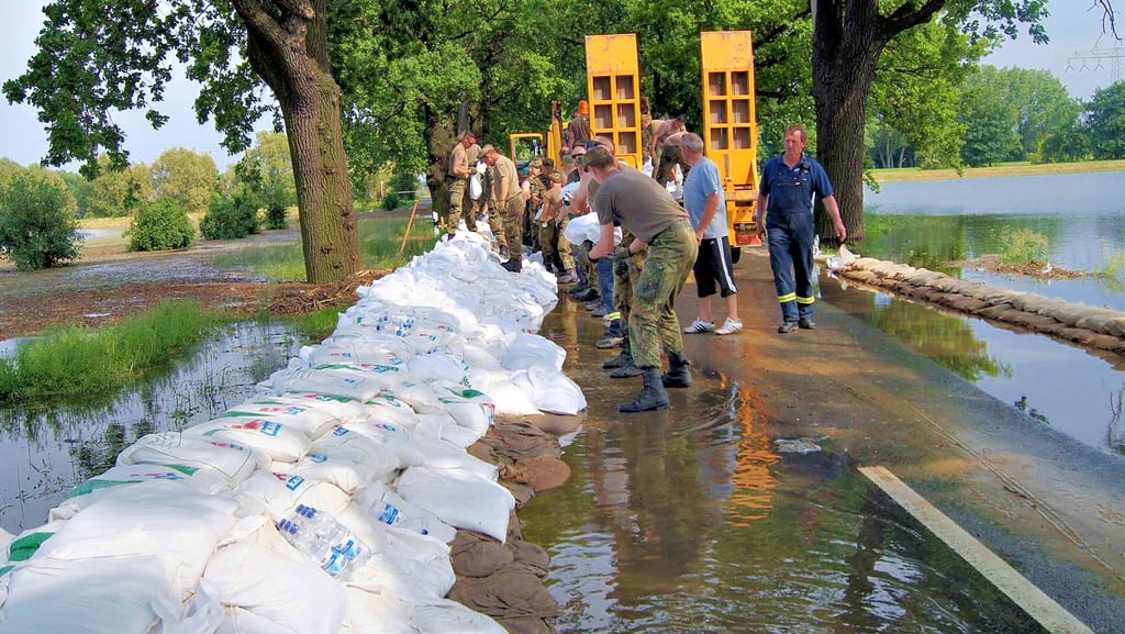 2013 werden rund um Wolmirstedt die Deiche von vielen Helfern ertüchtigt. Neben der Bundeswehr kommt auch die örtliche Wasserwehr zum Einsatz.