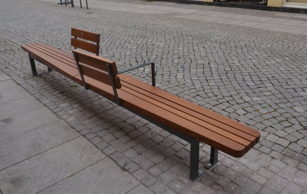 In der Hagenstraße wurden diese Bänke montiert, die mit einer gegenüberliegenden Lehne versehen sind.
