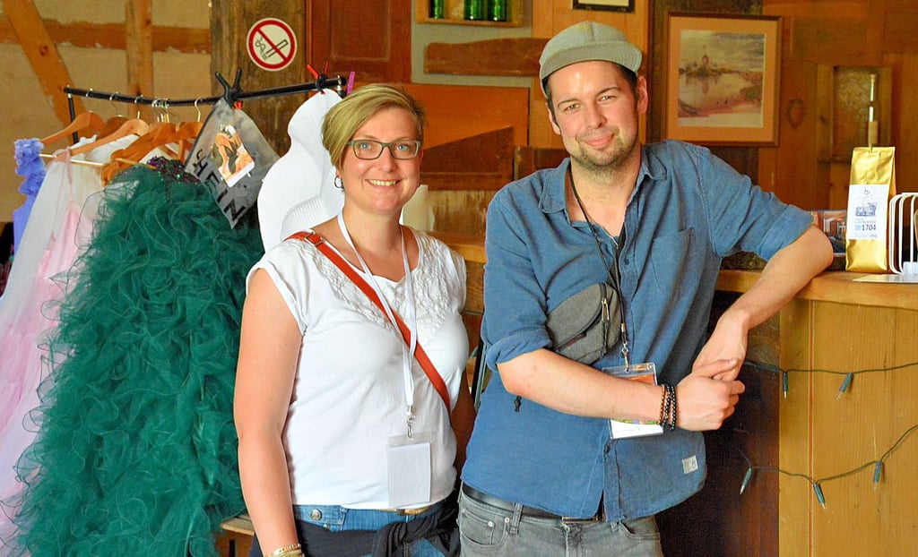 Anja Rohrdiek freute sich, Sebastian Klaffka und seine Fotofreunde auf dem Gutshof in Lindstedt begrüßen zu können.