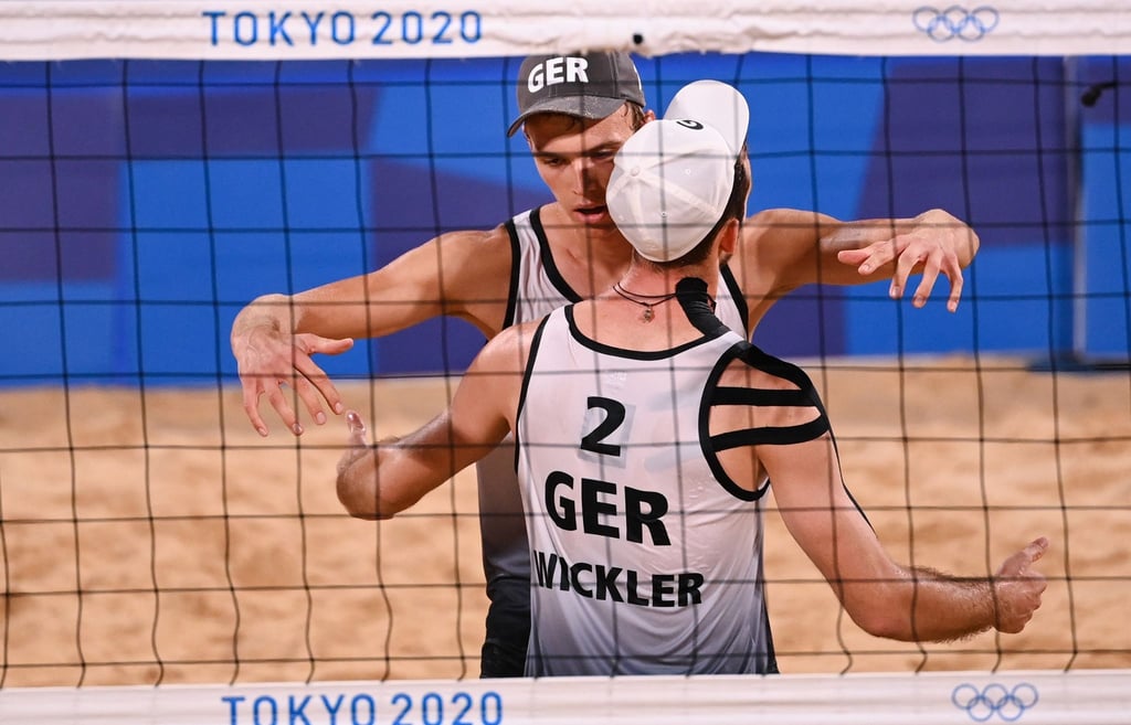 Julius Thole (l) und Clemens Wickler feiern den Einzug ins Viertelfinale.