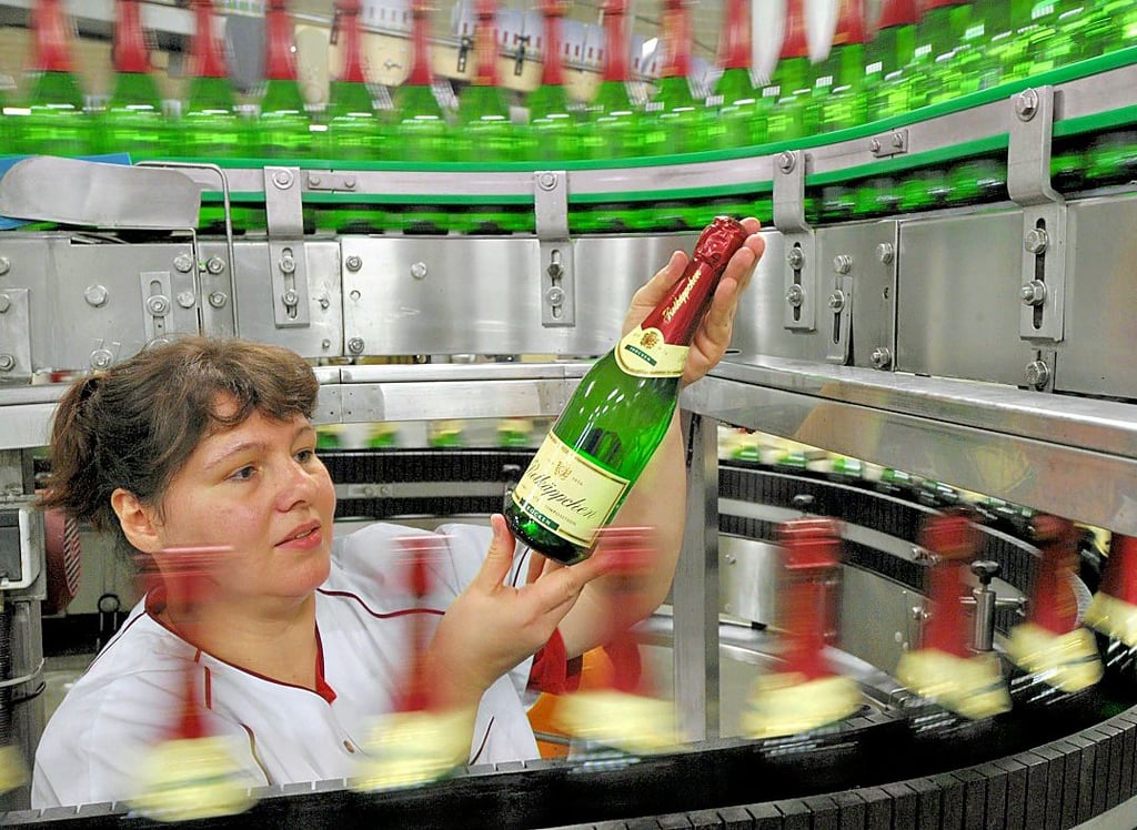 Meistens rot, manchmal aber auch schwarz oder beige: Nur Alufolie am Flaschenhals macht den Sekt auch wirklich zum Sekt.