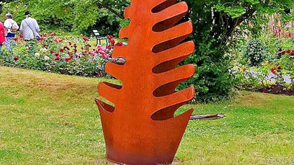 Bei „Rose trifft Kunst“ ist auch „Piranha groß“ von Joachim Röderer zu sehen.