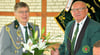 Kreisschießsportleiter Klaus Gerecke wurde nach stolzen 30 Jahren im Amt vom Kreisvorsitzenden Fritz Schulz (rechts) mit einem Blumenstrauß verabschiedet.