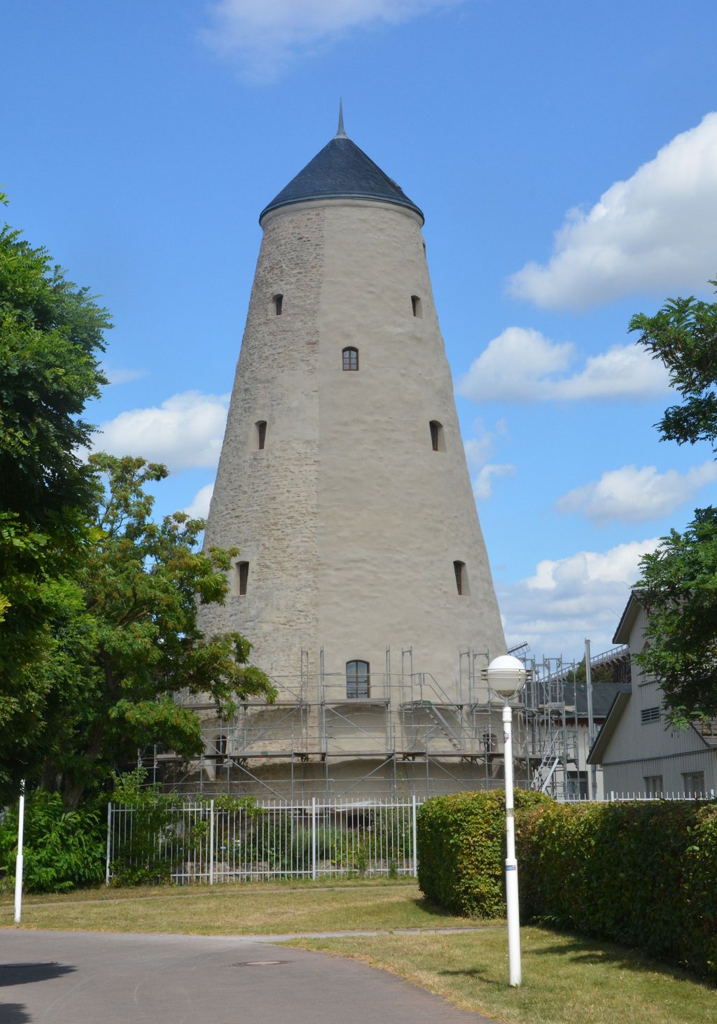 Nach der Notsicherungsmaßnahme an der Fassade des Schönebecker Soleturms hebt sich der frisch sanierte Bereich vom übrigen Mauerwerk ab.