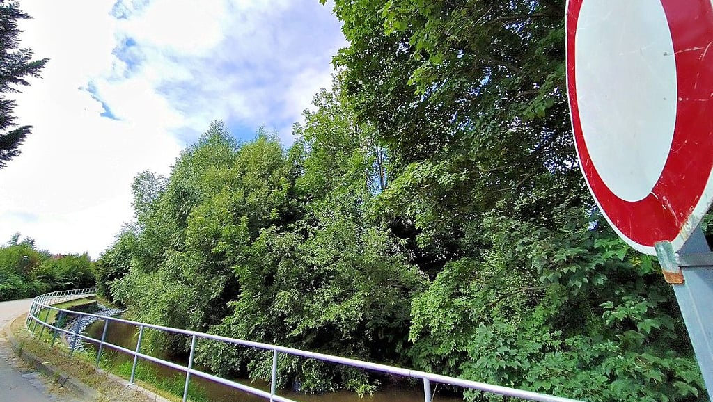 Die Kanalstraße in Derenburg musste gesperrt werden, weil sich bei der Instandsetzung des Ufers weitere Hochwasser-Schäden offenbarten.