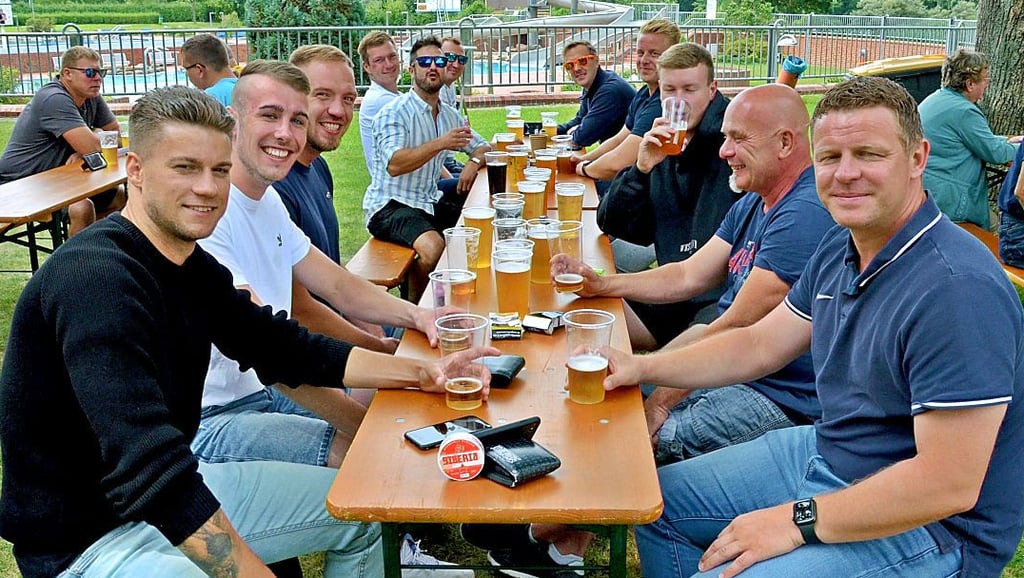 Mit Traditionen soll man nicht brechen: Die Herrenrunde bei ihrem Heimatfest-Frühschoppen – in diesem Jahr im Erlebnisbad.