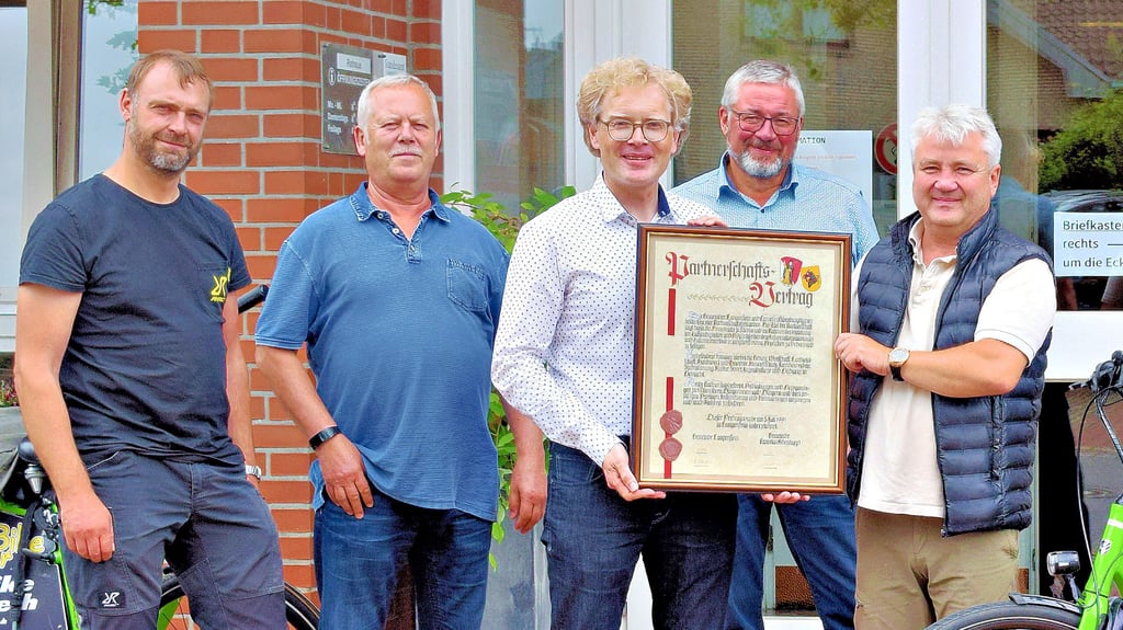 Stolz präsentieren die Langensteiner Ortschaftsräte Steffen Graßmay und Wolfgang Baake sowie Cappelns Bürgermeister Marcus Brinkmann, Jürgen Meenken aus Langenstein und Langensteins Ortsbürgermeister Holger Werkmeister links) beim Besuch in Cappeln den Partnerschaftsvertrag von 1991.