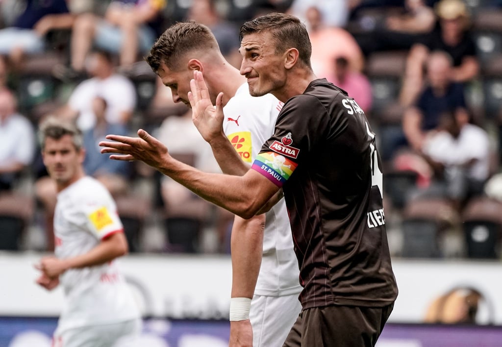 St. Paulis Mannschaftskapitän Philipp Ziereis klatscht in die Hände.