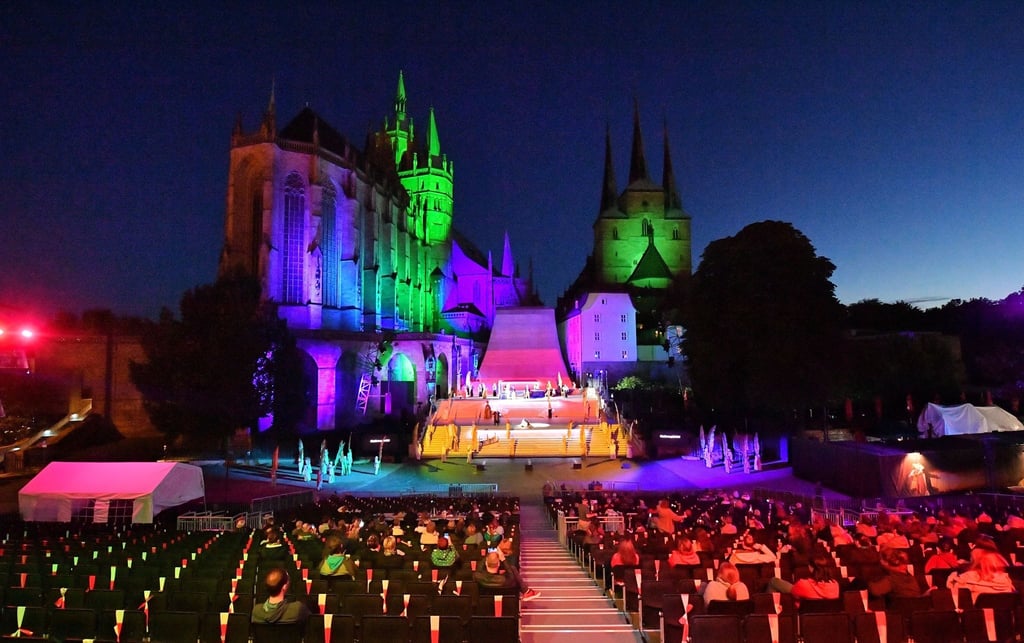 Farbig beleuchtet sind die Bühne, Mariendom und Severikirche.