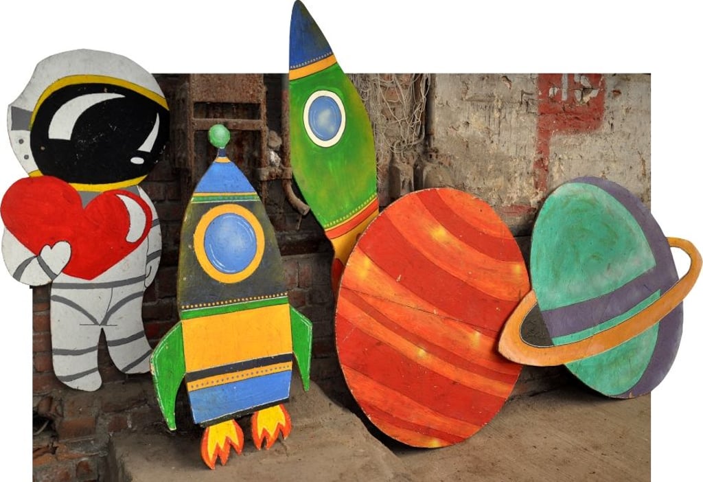 Vorbereitungen des Vereins Kulturanker für das Wochenende „Lebenszeichen“ in Magdeburg-Buckau: An einer Wand steht die bunte Dekoration mit einem Raumfahrer, Raketen und Planeten bereit. Passend zur Dekoration werden die beiden Bereiche für die Party am Sonnabend „Spaceshuttle“ und „Raumstation“ heißen.