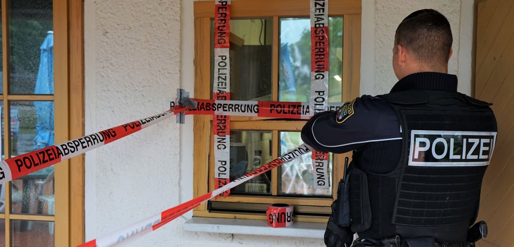 Die Polizei sperrte im Salzwedeler Freibad den Bereich ab, an den Einbrecher versuchten, in einen Imbiss zu gelangen.