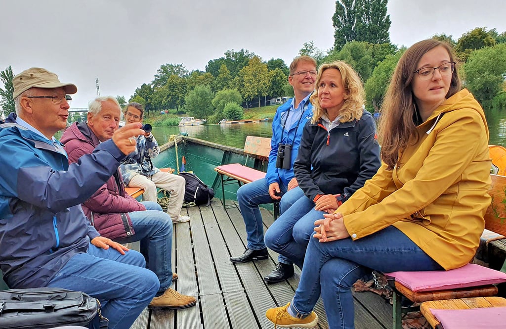Rocco Buchta (links), als Experte für die Havelrenaturierung, erläuterte den Politikern an Bord den Stand der Abarbeitung der vorgesehenen Maßnahmen an der Havel sowie deren vorgesehene Erweiterung bis ins Jahr 2033 hinein.