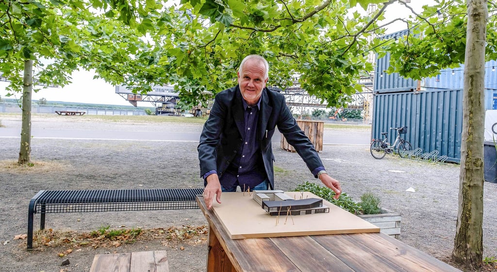 Ferropolis-Geschäftsführer Thies Schröder mit dem Modell der Architektur-Absolventin Janine Müller.