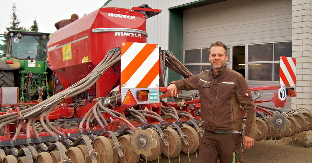 Diese Drillmaschine bringt in diesen Tagen Raps in den Boden. Die Menge muss genau stimmen, erklärtTom Borchert, Betriebsleiter der Agrar GmbH Glindenberg, sonst fällt die Ernte im nächsten Jahr nicht zufriedenstellend aus. Doch er und seine Mitarbeiter achten auf jedes Detail.