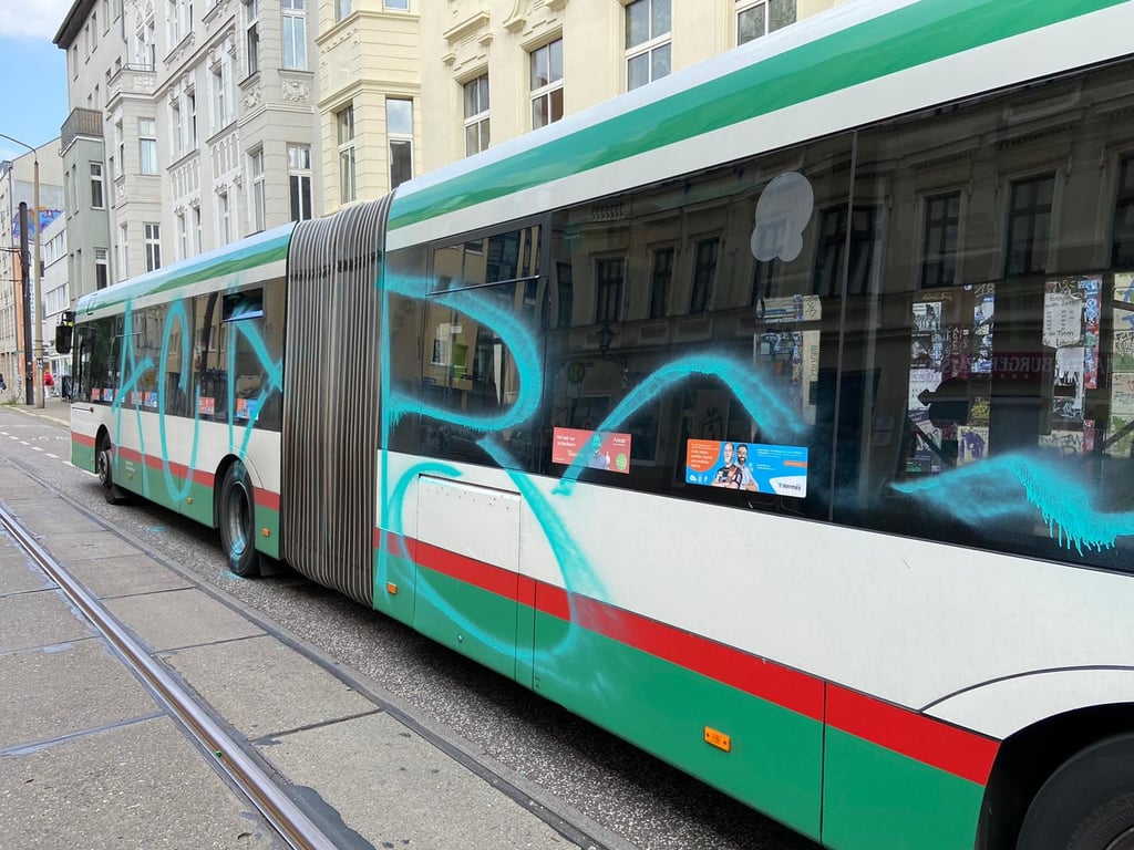 Auf einen Bus der Magdeburger Verkehrsbetriebe wurde am Freitagvormittag auf der Großen Diesdorfer Straße an einer roten Ampel ein Farbanschlag verübt.