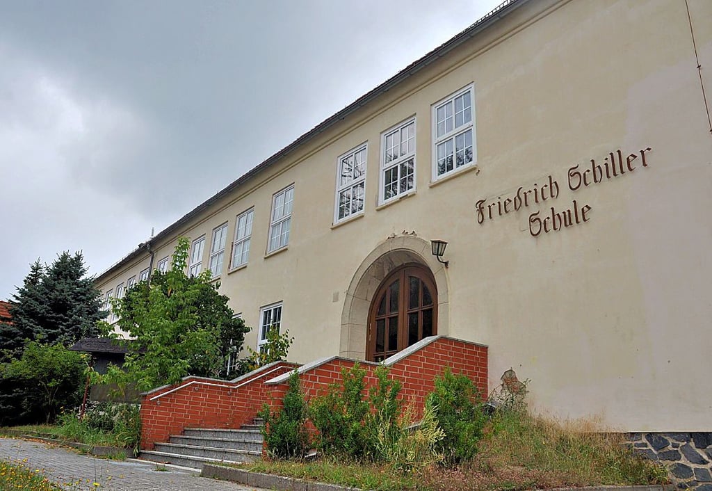Das Solpker Schulgebäude mitten im Ort soll abgerissen werden, um Platz für den Neubau des Gerätehauses zu schaffen.