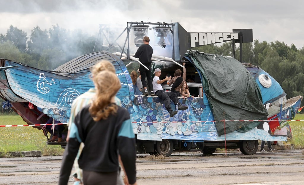 Erste Gäste des Pangea-Festivals 2021 auf dem ehemaligen Flugplatz in Pütnitz.