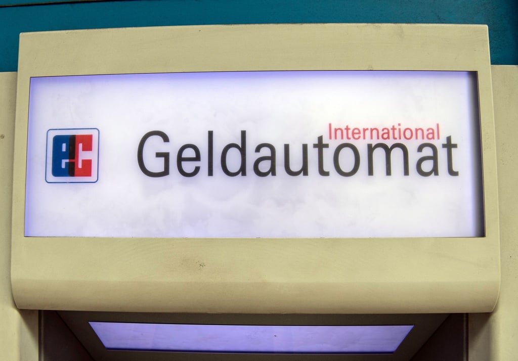 Aus einem Geldautomaten ist bei einem Einbruch in ein Einkaufszentrum in Halberstadt Geld erbeutet worden.