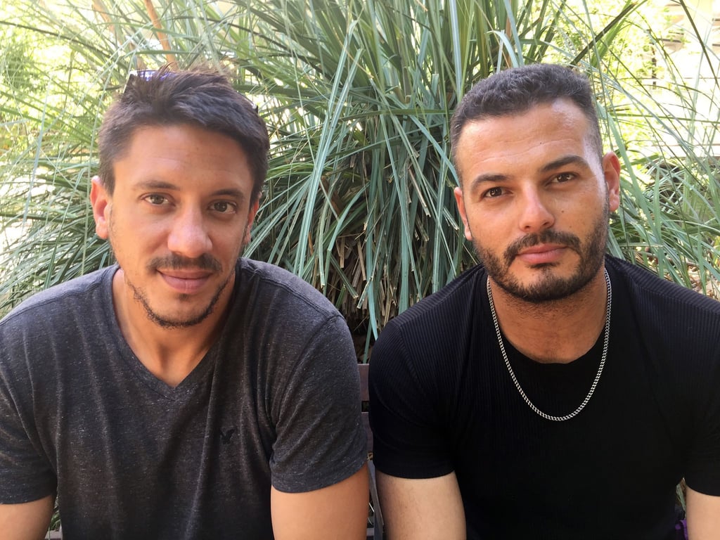 Uriya Rosenman (l) und Sameh Zakout - ein jüdischer und ein arabischer Israeli - rappen gegen Vorurteile.