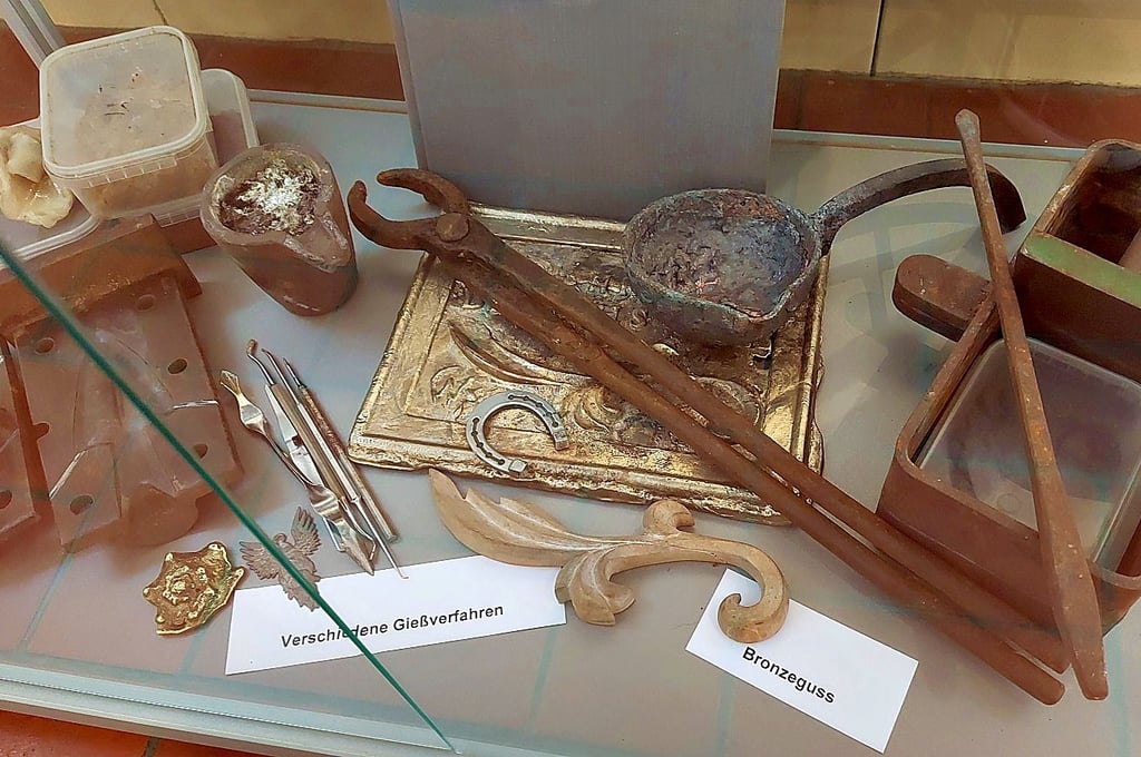 In den Vitrinen gewährt der Schmiedekünstler, der lange in Thale gewirkt hat, einen Einblick in seine Werkzeugsammlung und den Gestaltungsprozess.