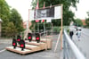 Die Installation „Kulisse“ von Lisa Maria Baier steht vor der Brücke der Freundschaft hinter einem Bauzaun.