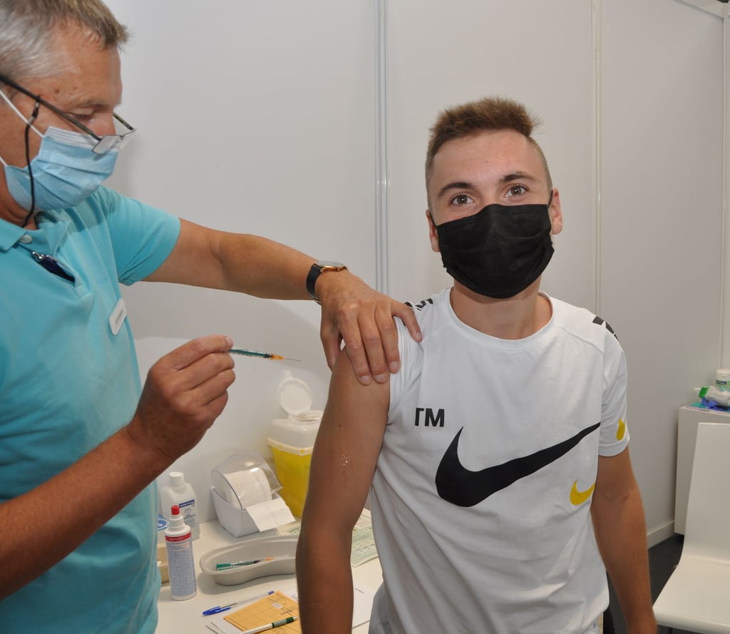 Niklas Kersten erhielt am Freitag, 20. August, als einer der ersten Jugendlichen seine Corona-Schutzimpfung im Magdeburger Impfzentrum. Kinderarzt Dr. Ulrich Schubert verabreichte nach ausführlichem Aufklärungsgespräch dem 17-Jährigen den Wirkstoff.