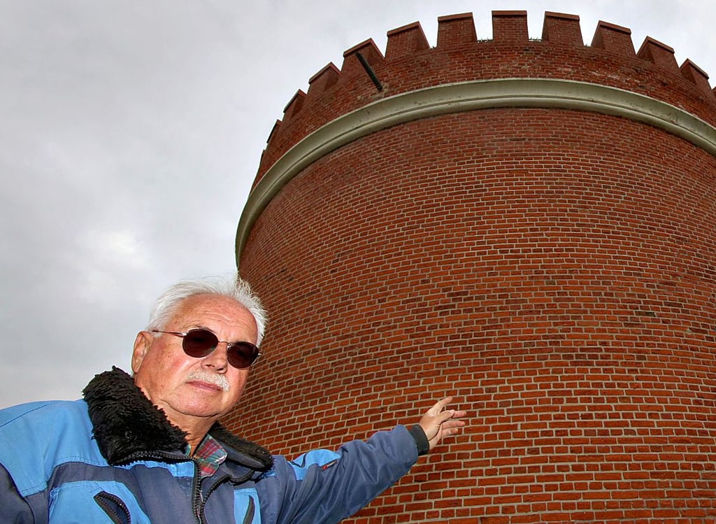 Ortsbürgermeister Helmut Seidler vor dem Turm der Burg. Eine Zinne musste für den zweiten Rettunsgweg nun weichen.