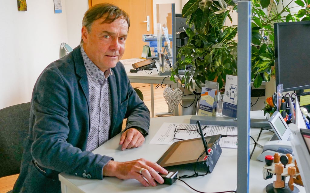 Jessens Bürgermeister Michael Jahn hat den Finger auf dem Gerät zur Erfassung des elektronischen Fingerabdrucks, der seit Anfang August in allen Personalausweisen gespeichert wird. Das war bislang freiwillig.