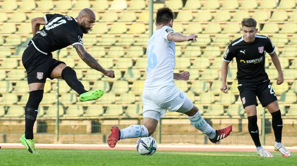 Terrence Boyd (l.) erzielt hier die 1:0-Führung für Halle in Berlin.
