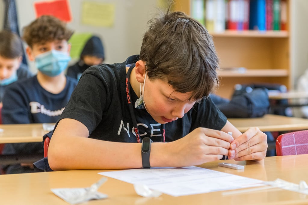 Schüler beim Schnelltest in Halle (Archivbild)