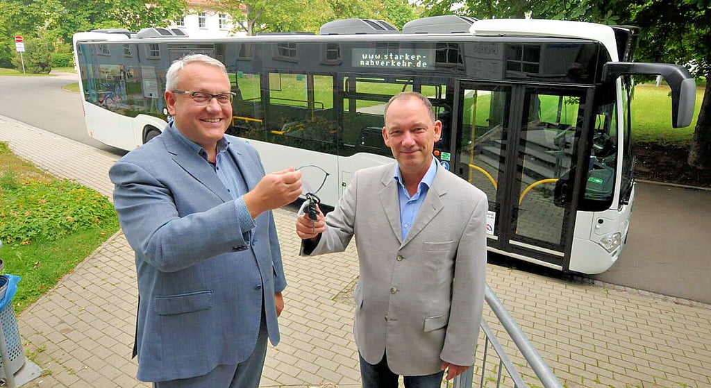 Symbolische Übergabe: Landrat Götz Ulrich (l.) überreicht an PVG-Chef Lutz Däumler die Schlüssel für einen neuen Hybrid-Bus.