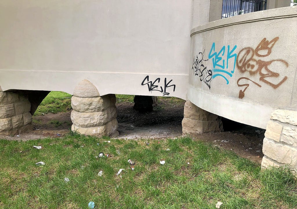 Hier am schon wieder beschmierten Pavillon an der Dreierbrücke landet ständig „Partymüll“.
