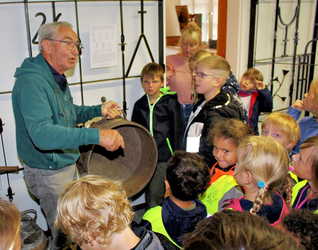 Werner Ehlers erklärte den Mädchen und Jungen aus Hort und Kindertagesstätte Grasleben, was früher in einem Scheffel alles abgemessen werden konnte.