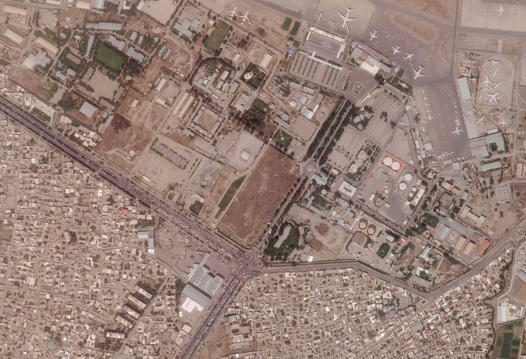 Eine Luftaufnahme des Flughafens in Kabul. Ein Deutscher ist auf dem Weg dorthin angeschossen worden.