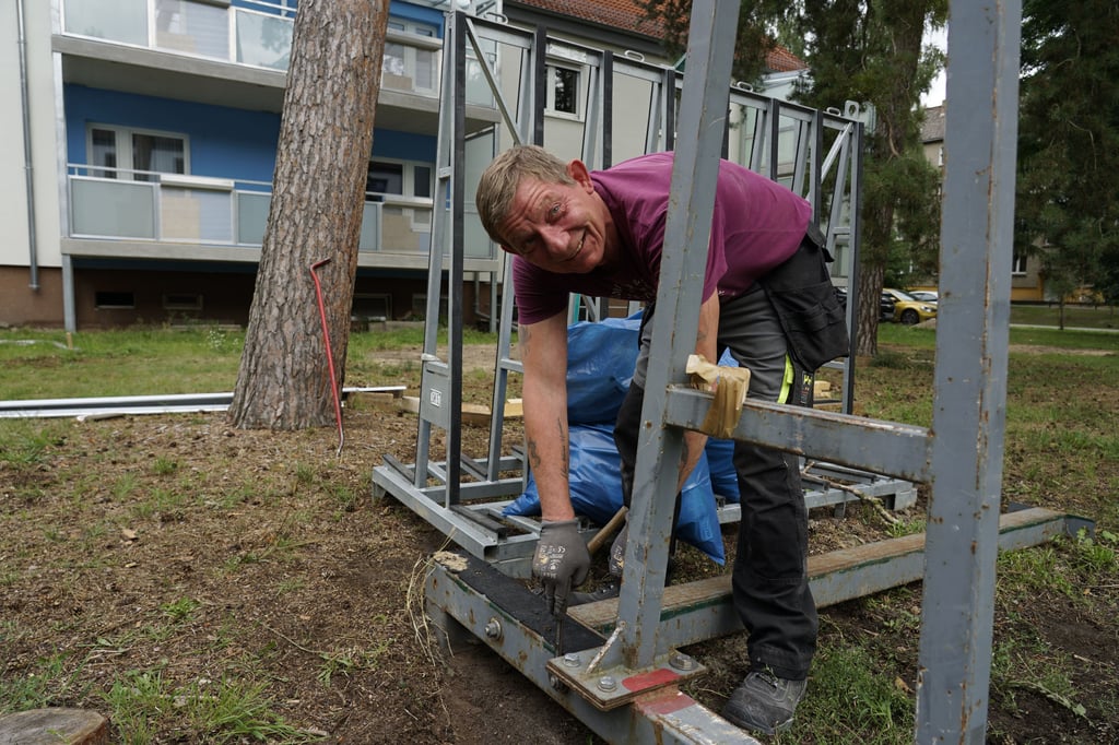 Schraubt in Jerichow 27 Balkone zusammen, Sven Krüger von der Balkonbaufirma Phönix. Nach dieser Baustelle wird in Güsen und Parey weiter installiert.