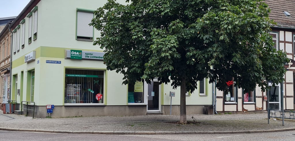 Heute befindet sich in den Räumlichkeiten des einstigen Elektronikfachgeschäftes an der Brandenburger Ecke Mühlenstraße in Genthin die Niederlassung einer Versicherung.