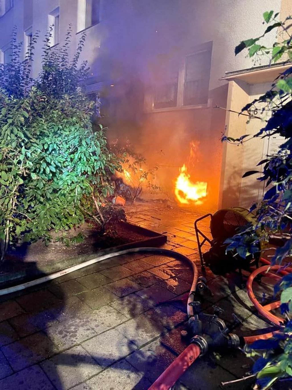 Beim Eintreffen der Feuerwehr schlugen Flammen aus dem Keller.