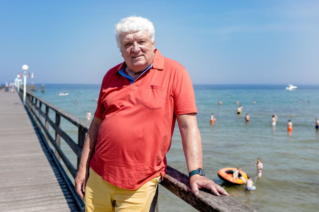 Hans Meiser auf der Seebrücke an der Ostsee: Der ehemalige Fernsehmoderator lebt jetzt da, wo andere Urlaub machen.