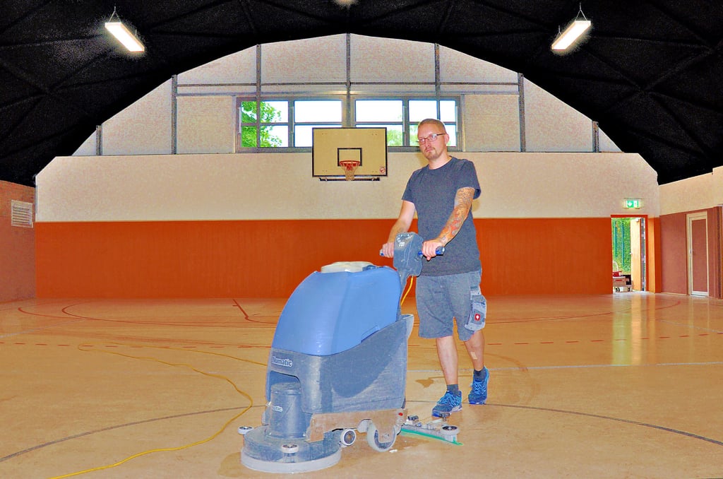 Blitzeblank sauber für die heutige Übergabe reinigt Tobias Schlifke von der Firma Scheibler die allumfassend sanierte Sporthalle an der Sekundarschule ?Freiherr Spiegel? in Halberstadt.