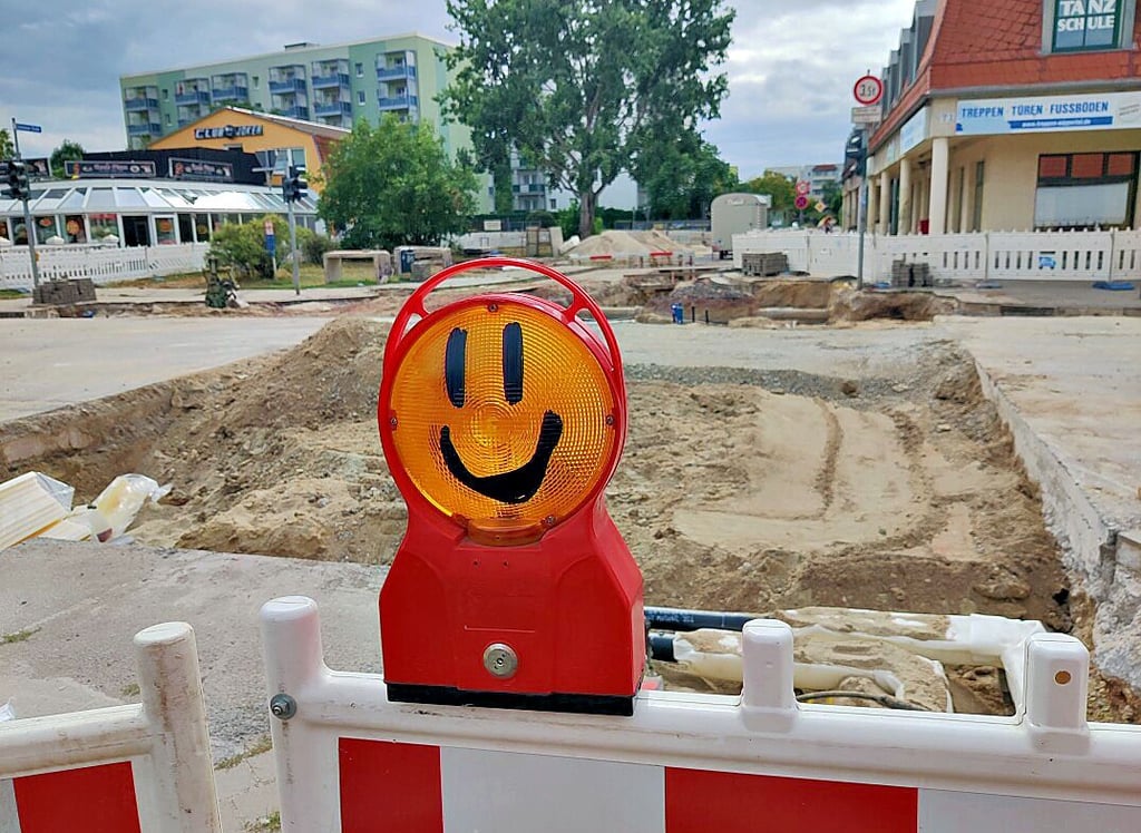 Lachgesicht an der Baustelle Wilhelm-Hellge-Straße: Zumindest Lampen haben gut Lachen.