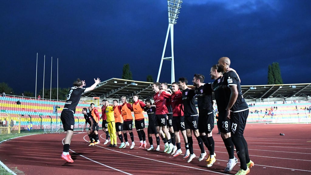 <source>Niklas Kastenhofer als Anheizer der HFC-Party in Berlin.<sha1></sha1>