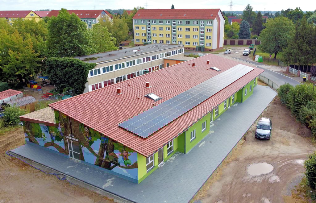 Äußerlich macht der Neubau an der Seehäuser Kita Lindenpark mit dem farbenfrohen Graffito, den gepflasterten Wegen sowie Terrassen und der Solaranlage, die vor allem in der Küche Strom sparen helfen soll, einen fertigen Eindruck. Innen klemmt es noch an wenigen, aber sehr wichtigen Details für die Betriebserlaubnis.
