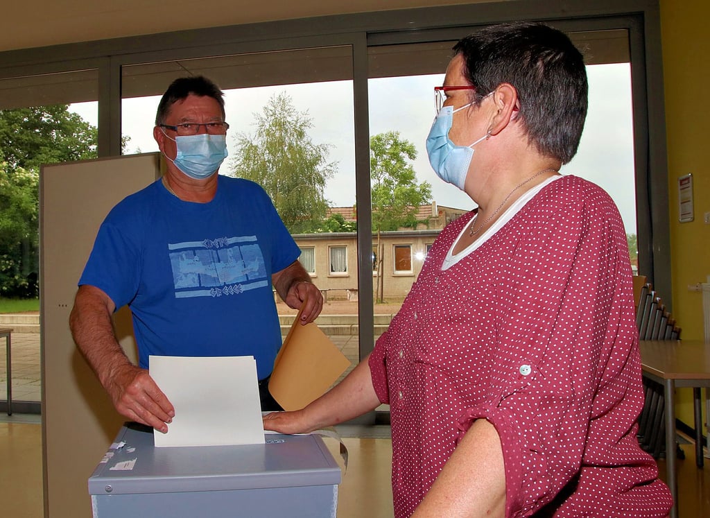 Ein Bürger gibt bei der Bürgermeisterwahl in Calbe seine Stimme im Gymnasium ab. Wahlbewerber Klaus Kirchleitner klagt vor dem Verwaltungsgericht auf Wahlwiederholung.