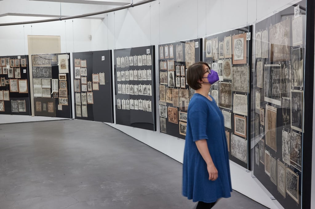 Eine Mitarbeiterin der Deichtorhallen Hamburg in der Ausstellung „Aby Warburg: Bilderatlas Mnemosyne. Das Original“.